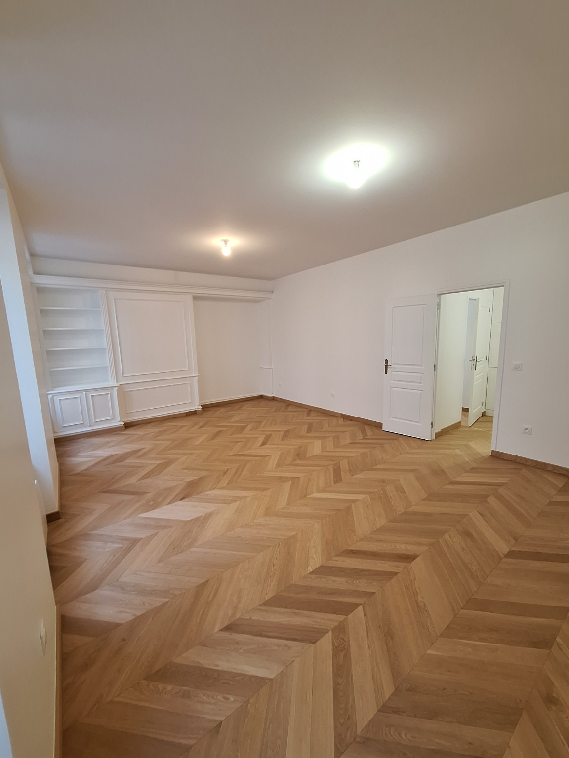 Séjour rénové avec parquet en chevrons